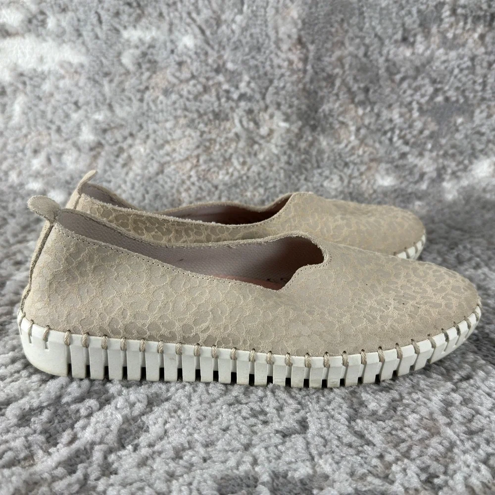 Skechers Size‎ 7 Slip On Casual Walking Leather Shoes Beige Flat Comfort
